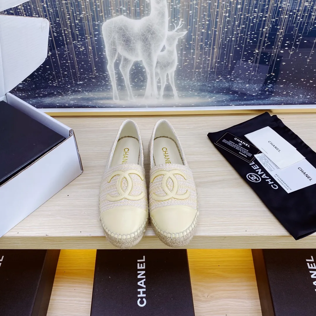 👟👟Ex-factory price 440👟👟 24s new color Chanel ✈️2023s spring and summer new fisherman shoes 😍😍Taikoo Hui purchased three pairs of original development 🐂🐂with purchasing white double-layer outer packaging 🤩Original one-to-one shipment ❗️❗️Code number: 34-42 (34 41 42 customized)